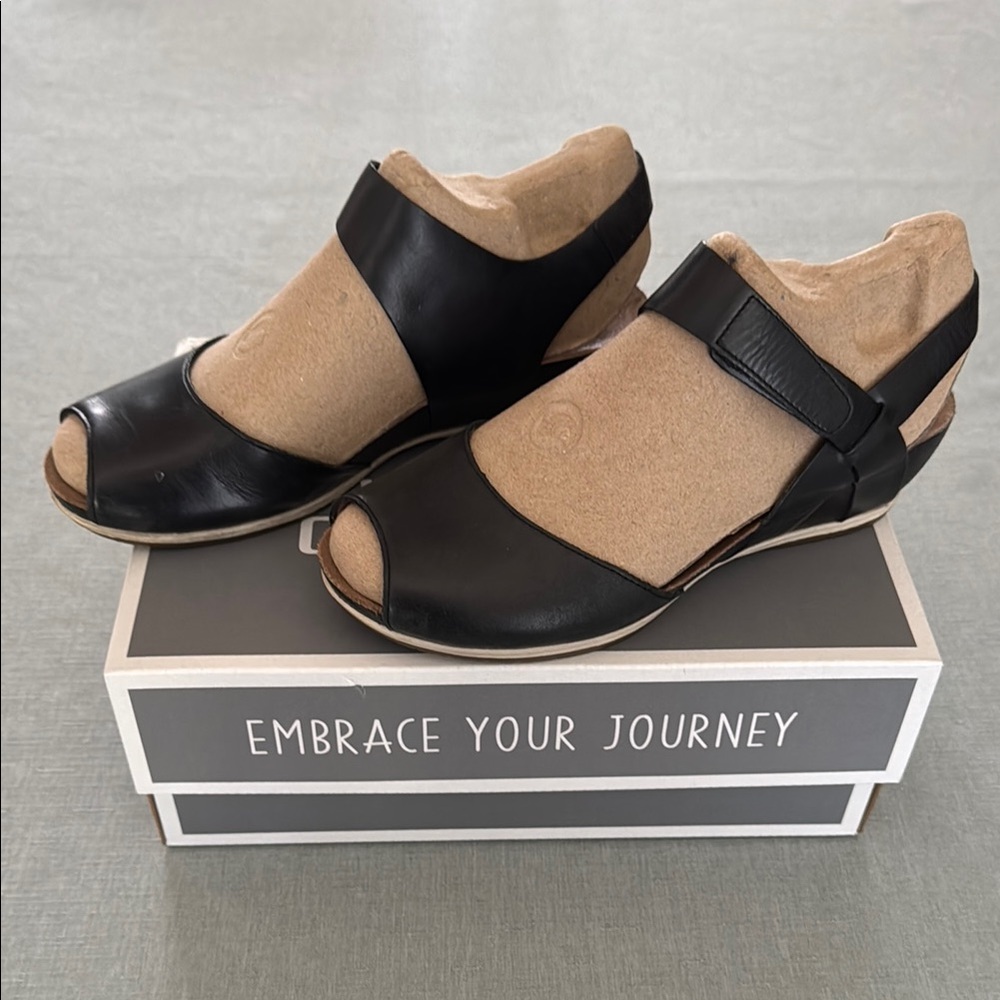 Dansko Brand Black Women's Sandals size 37 European sizing) Compares to 7M.
EUC.